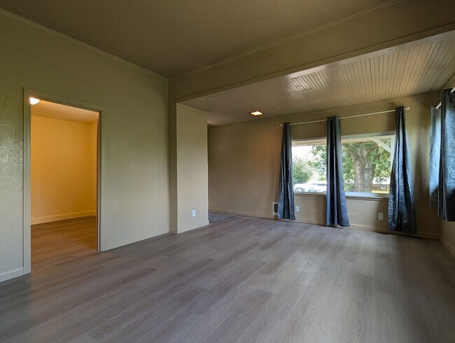 Building Photo - Great 3 bed/1bath home in Springfield!