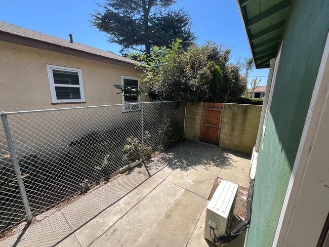 Building Photo - 2Bedroom/1  Bath home in Whittier