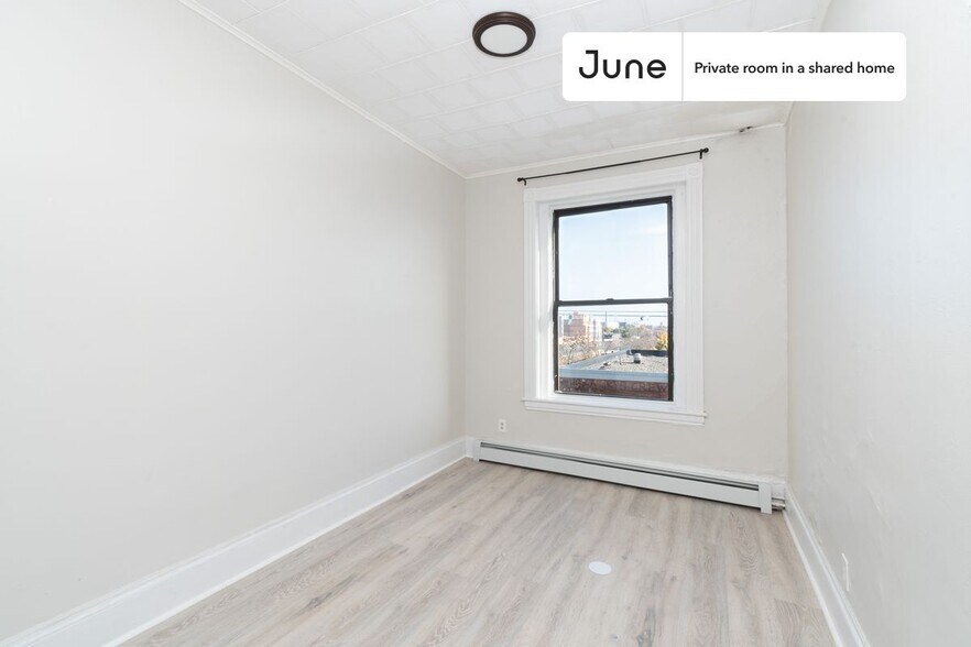 Building Photo - Room in Shared 4 bed/1 bath home