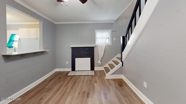 Building Photo - 831 N Oleander Ave