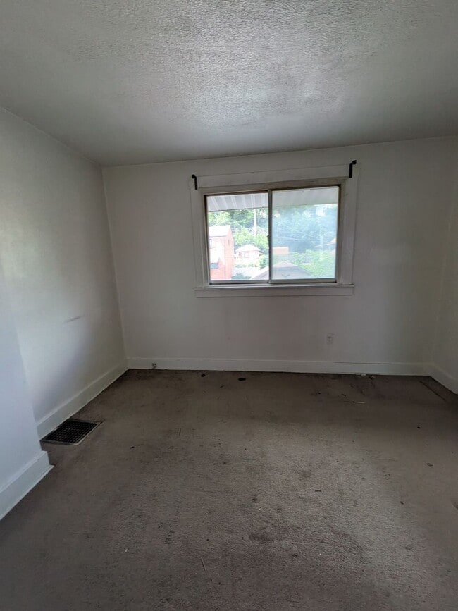Building Photo - 2 bed 1 bath home with large living room a...