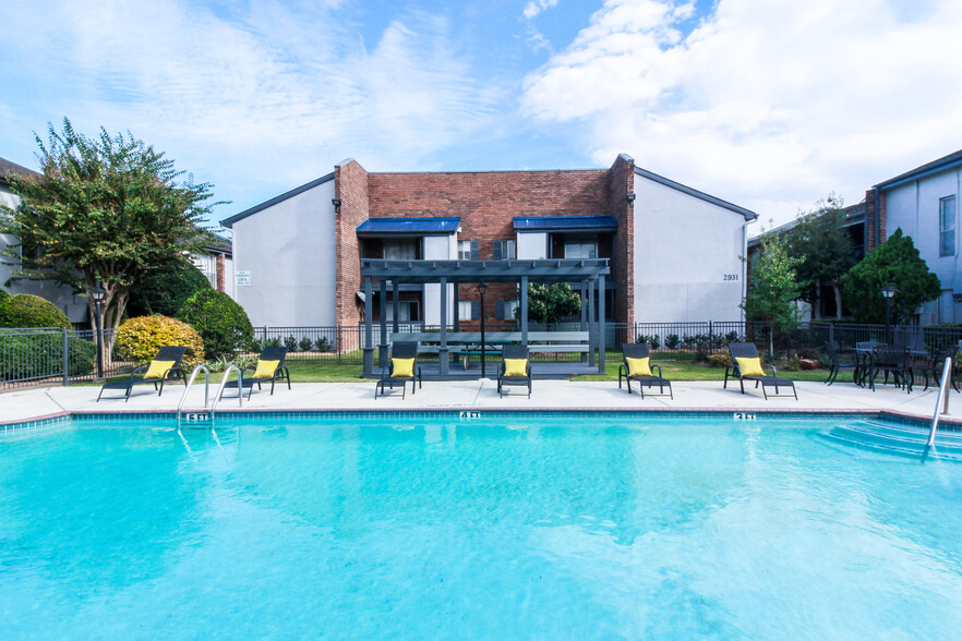 Sparkling Pool - Crossview Court