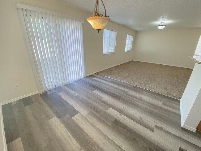 Building Photo - 4bed/2bath plus Bonus Loft!