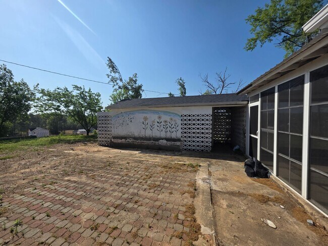 Building Photo - Newly Renovated Stunning Home