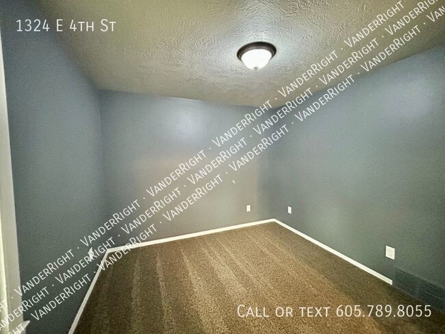 Building Photo - 1324 E 4th St