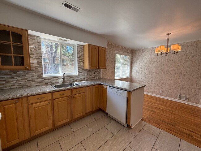 Building Photo - Beautifully Updated Home near Federal & Al...