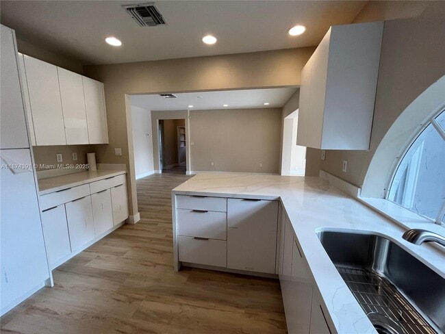 Building Photo - 550 NE 174th St