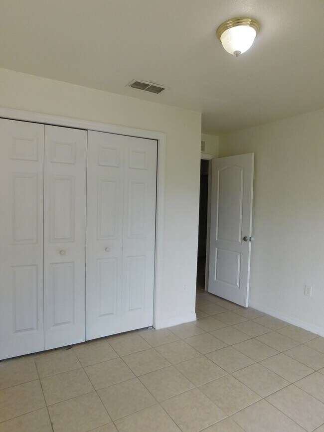 Building Photo - 756 Camel Ct