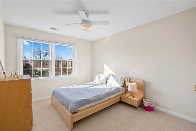 Building Photo - Beautiful End-Unit Townhome with Spacious Interior and Outdoor Living