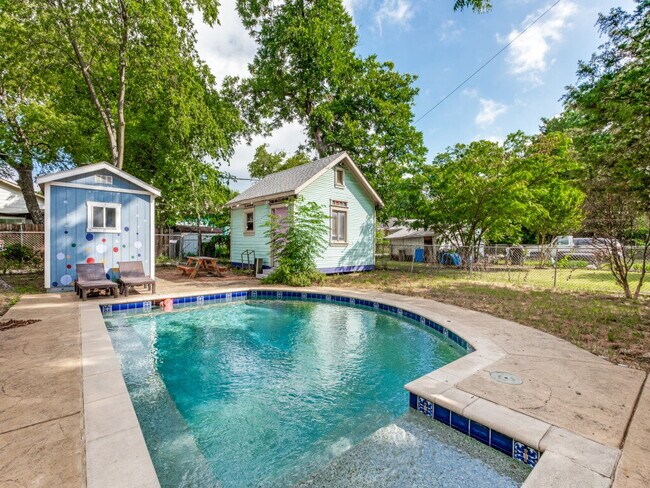 Building Photo - "Charming 4-Bedroom Home with 2 Full Baths in Vibrant Dallas Neighborhood!"