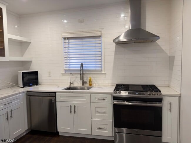 Building Photo - 11 Pine St