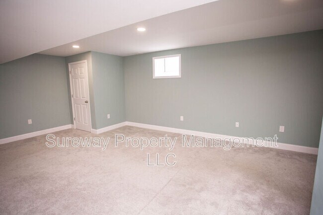 Building Photo - 1 Tweentown Cl