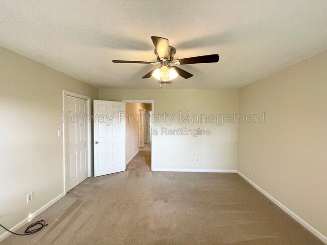 Building Photo - 642 Clinton Way W