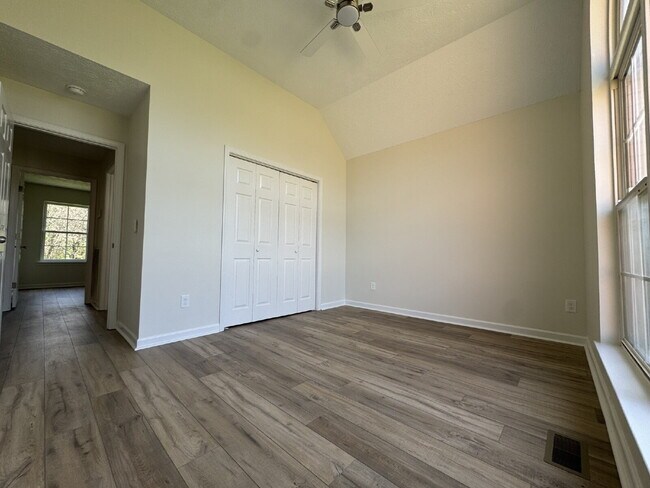 Building Photo - Stunning Move-In Ready Home in Hendersonville – Minutes from Old Hickory Lake!