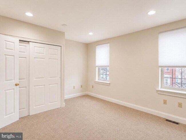 Building Photo - 2542 W Girard Ave