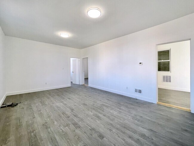 Building Photo - 389 Monmouth St