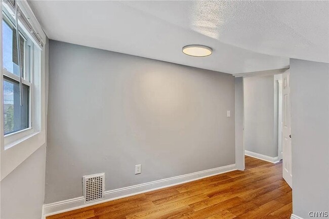 Building Photo - 203 Maple St