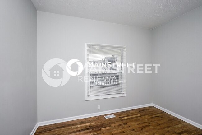 Building Photo - 3 Bedroom Pet-Friendly Home in Louisville, KY with Main Street Renewal