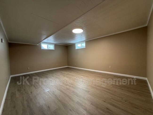 Building Photo - 528 21st Ave NE