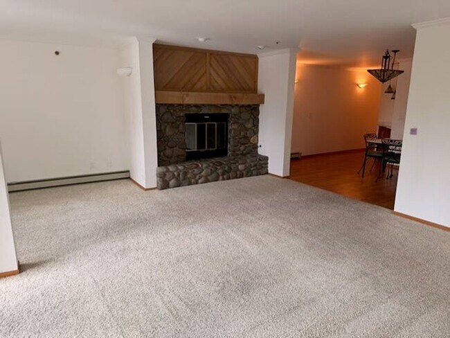 Building Photo - 335 Ski Way