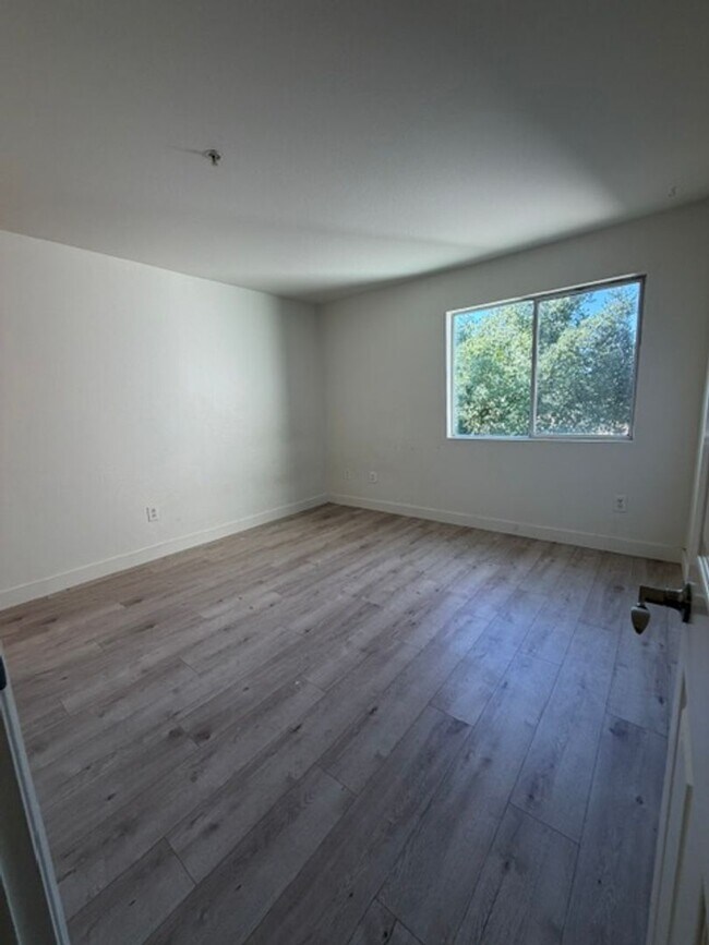 Building Photo - Very Nice 2 Bedroom and 2 Bathroom Apartment $2,425 + $125.00 WSG