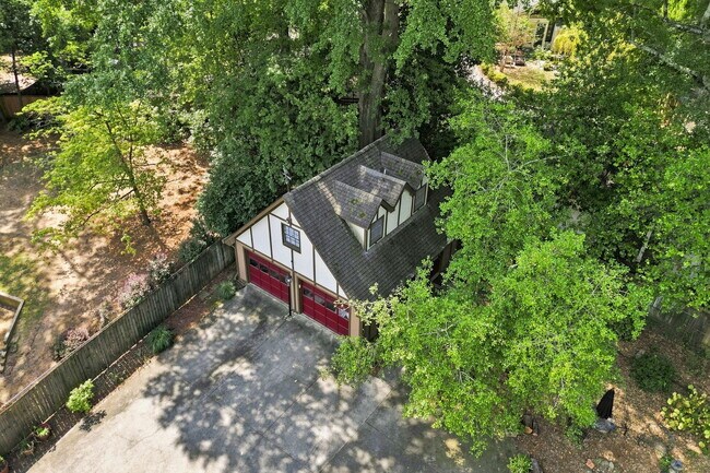 Building Photo - 826 Mentelle Dr NE