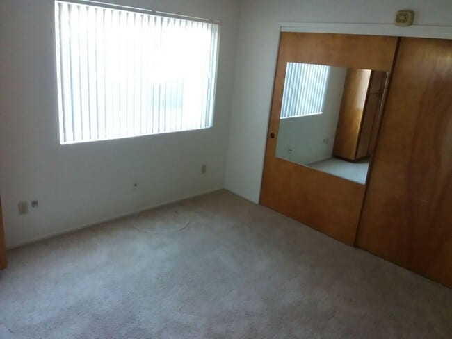 Building Photo - 882 Olive St