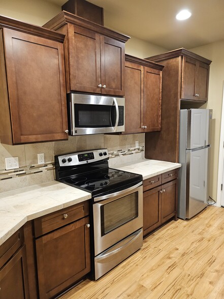 kitchen - 623 Rivenhurst St