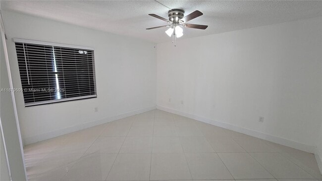 Building Photo - 210 W Park Dr