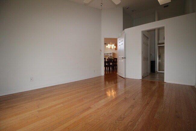 Building Photo - 404 Sabal Palm Ln