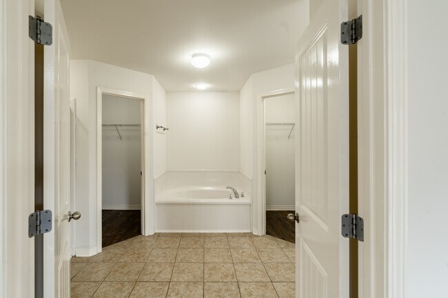 Building Photo - 1375 Selby Phillips Dr