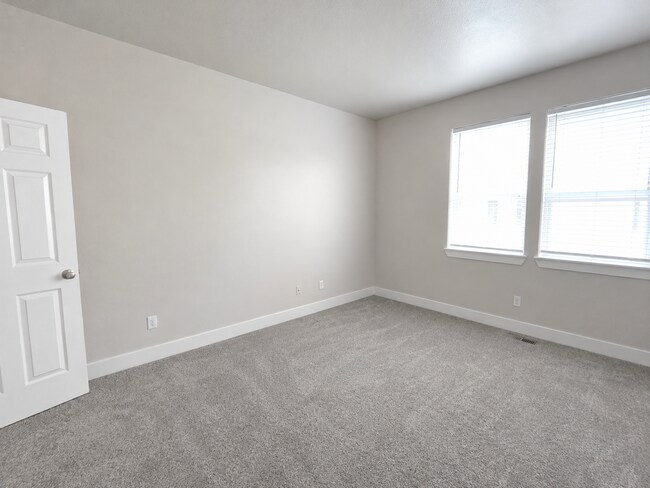 Building Photo - Spacious 3BR Home with Private Yard Near Alpenglow Park