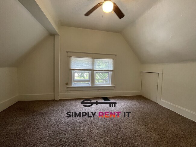 Building Photo - 6 Bed House or 2 and 3 Bedroom Duplex on C...