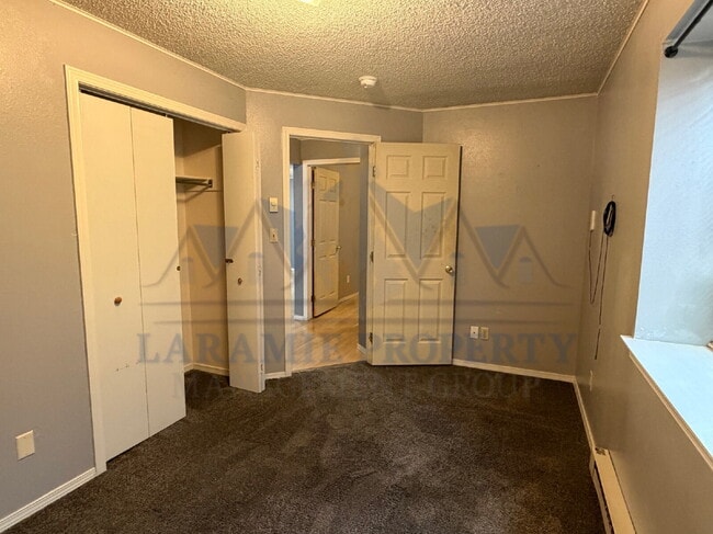 Building Photo - 3 Bedroom 2 Bathroom Apartment