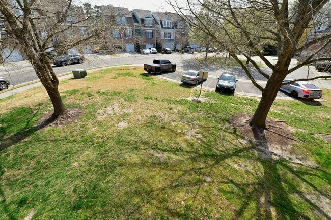 Building Photo - Beautiful Townhome/condo