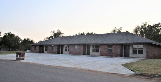 Building Photo - Like New 2 bedroom 2 bath