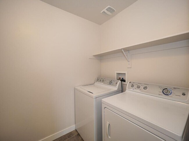 Building Photo - Draper Hillside Townhome