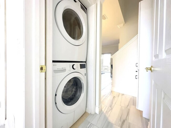 Building Photo - 1042 Calabria Ave