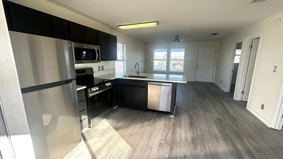Building Photo - 304 Barracuda Ave