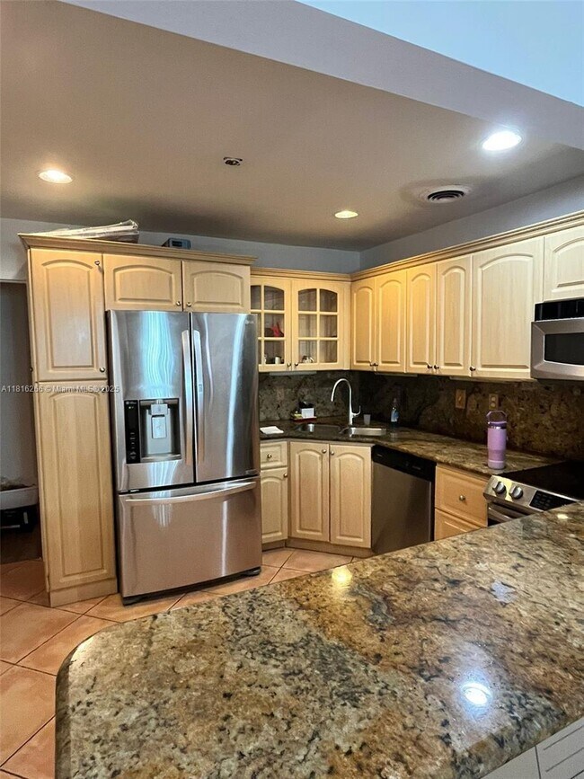 Building Photo - 3 bedroom in Miami FL 33167