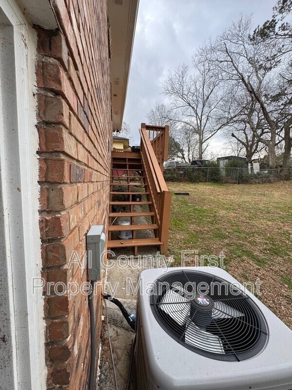 Building Photo - 656 Cedar Ave NW