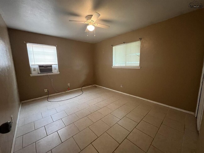 Building Photo - 115 E Garden Dr