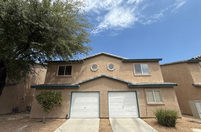 Primary Photo - 2 bedroom townhouse with a guest bedroom a...