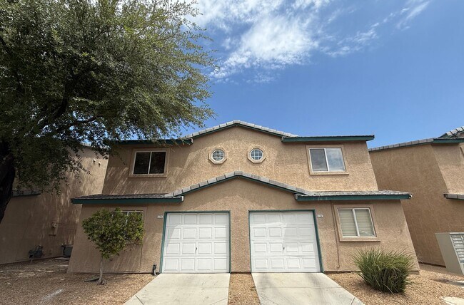 Primary Photo - Beautiful 2-story townhouse located in a s...