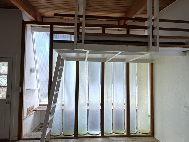 Building Photo - 317 Cornell Dr SE