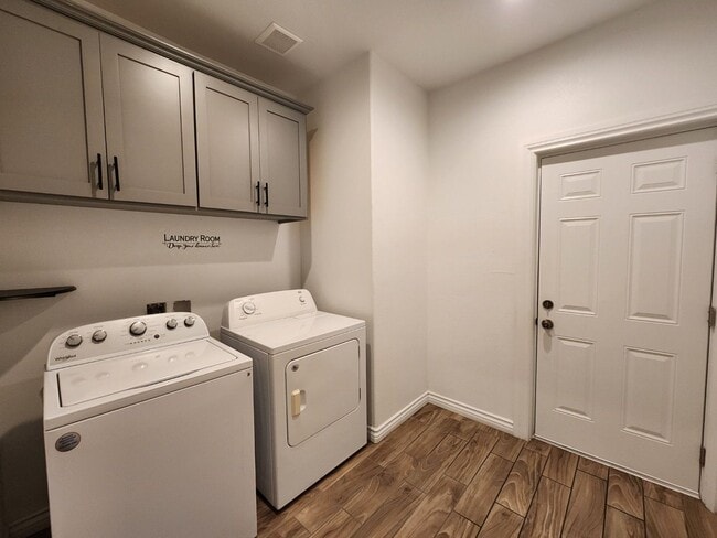 Building Photo - Single Story with Casita