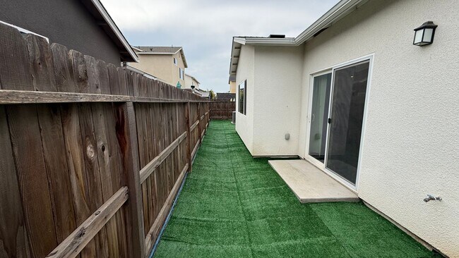 Building Photo - Just Reduced!! 3 Bedroom, 2 Bath located in of Fresno, CA