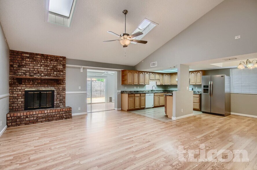 Building Photo - 2612 E Glade Ave