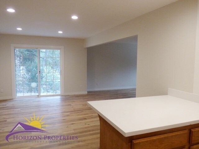 Building Photo - 4000-4002 Earnscliff Ave