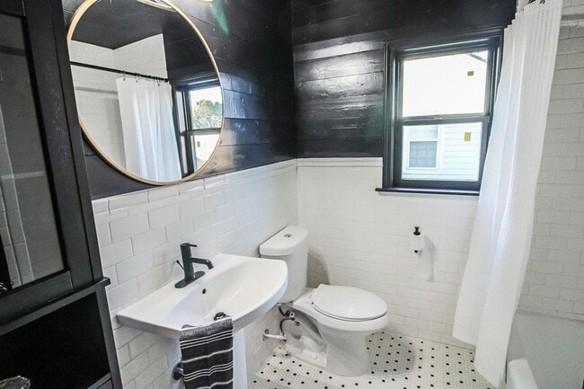 Building Photo - PRE LEASING for fall 2026! 4/2 in heart of Lubbock!